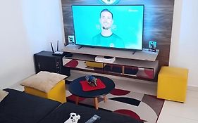 Apartamento Centralizado A Poucas Quadras Do Mar.